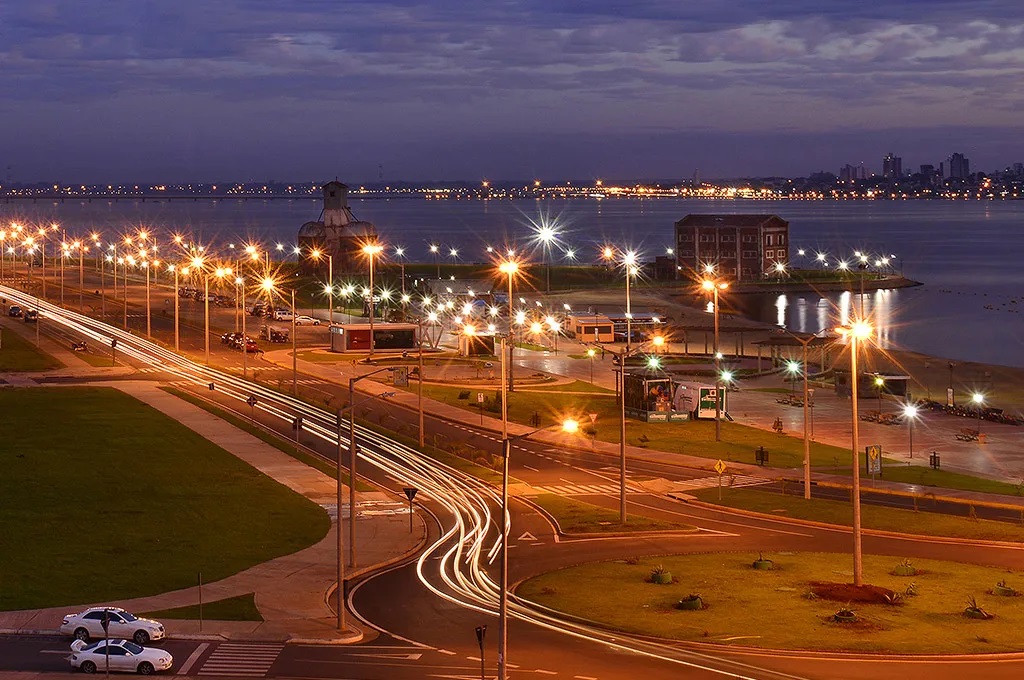 Costanera de Encarnación · avenida iluminada junto al Río Paraná