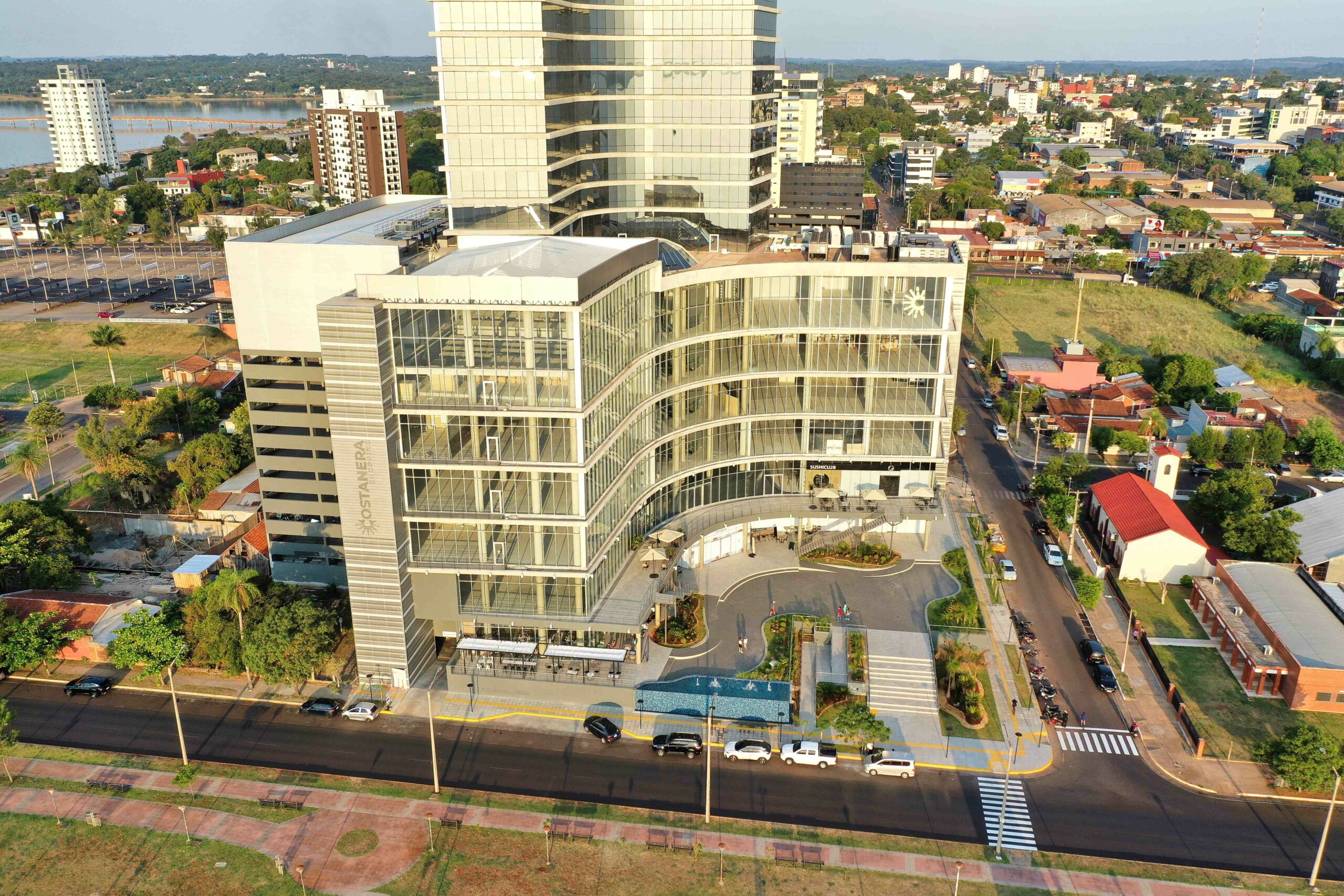 Costanera Shopping · vista aérea del centro comercial junto al Río Paraná, Encarnación