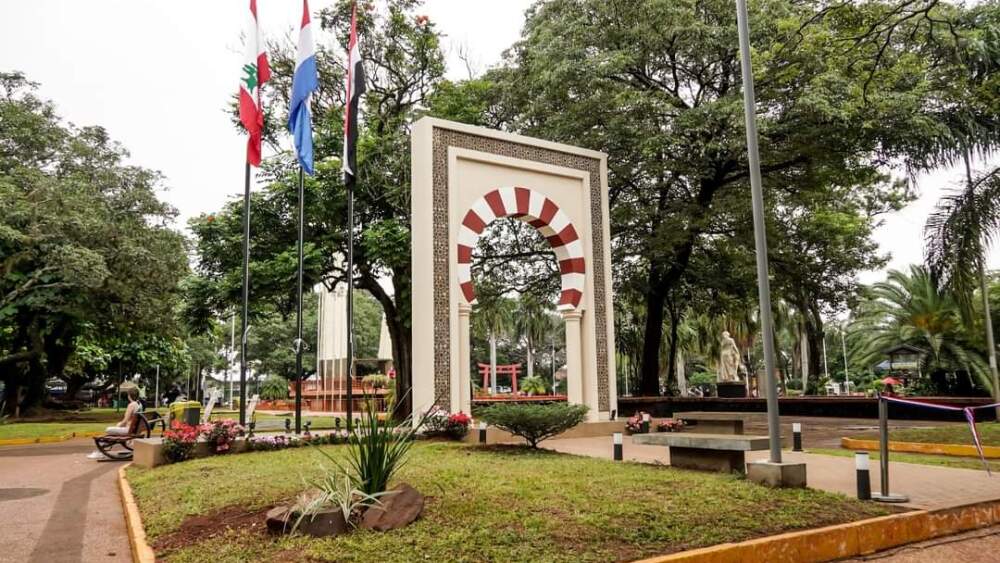 Monumento a la comunidad sirio-libanesa · arco árabe y cedro del Líbano, Plaza de Armas de Encarnación